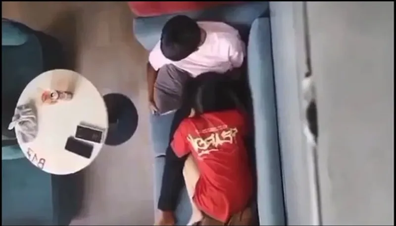 Quay lén người yêu liếm liếm cho người yêu nơi công cộng