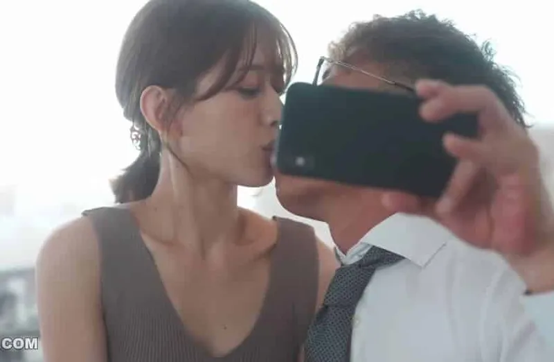 Thấy người vợ hơi lạ, anh xã xem điện thoại vợ yêu và thấy cảnh nắc với cấp trên của mình