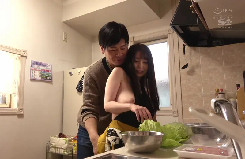 Nghi ngờ người vợ vụng trộm, người chồng lén lắp camera và chứng kiến tất cả